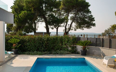 Villa Fasana: Piscine, Propriété, Immobilier, Maison, Loisir, Arrière-Cour, Domicile, Zone Résidentielle, Arbre, Bâtiment