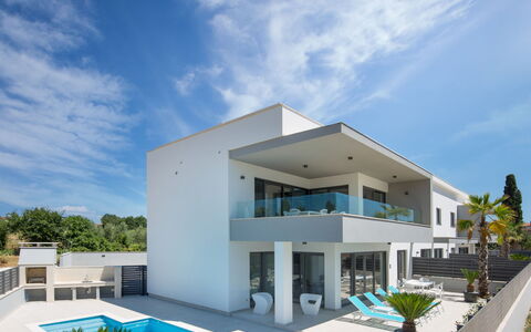 Villa Fasana: Propriété, Maison, Bâtiment, Architecture, Immobilier, Domicile, Villa, Façade, Zone Résidentielle, Appartement