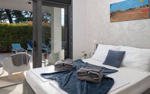 Villa Fasana: Meubles, Design Intérieur, Sol, Sol, Chaise, Pièce, Throw Pillow, Oreiller, Chambre, Lit