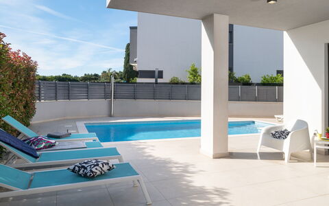 Villa Fasana: Piscine, Design Intérieur, Sol, Mobilier De Jardin, Sol, Composite, Ombre, Chaise, Appartement, Recours