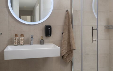 Villa Fasana: Salle De Bains, Lavabo, Luminaire Plomberie, Miroir, Évier, Design Intérieur, Mur, Sol, Toilette, Sol