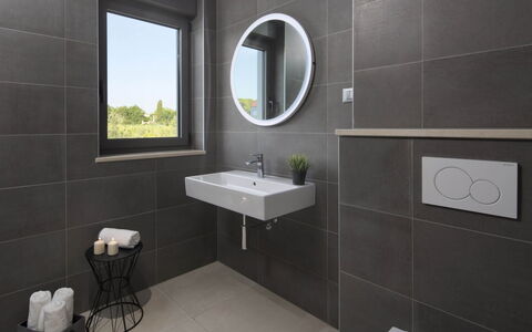 Villa Fasana: Salle De Bains, Pièce, Armoire De Toilette, Évier, Tuile, Propriété, Accessoire Salle De Bain, Robinet, Lavabo, Design Intérieur