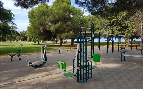Villa Fasana: Terrain De Jeux, Espace Public, Équipement Extérieur Play, Établissements Humains, Balançoire, Arbre, Parc, Ville, Loisir, Des Loisirs