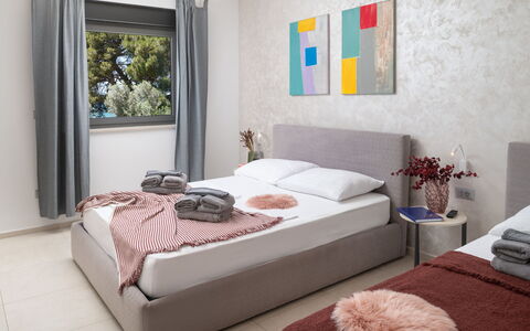 Villa Fasana: Meubles, Lit, Design Intérieur, Chambre, Drap De Lit, Literie, Sol, Sol, Linge, Pièce
