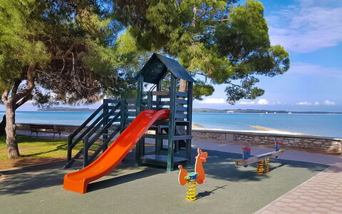 Villa Fasana: Terrain De Jeux, Espace Public, Toboggan, Équipement Extérieur Play, Établissements Humains, Ciel, Jouer, Ville, Loisir, Des Loisirs