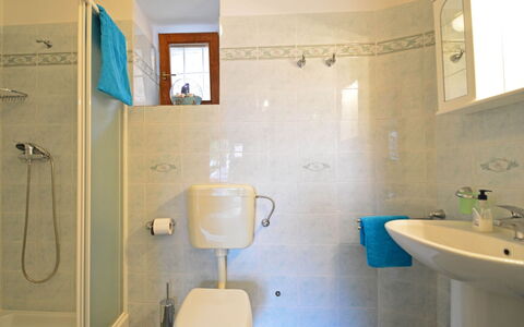 Villa Karolina: Salle De Bains, Propriété, Pièce, Luminaire Plomberie, Mur, Design Intérieur, Tuile, Accessoire Salle De Bain, Maison, Sol