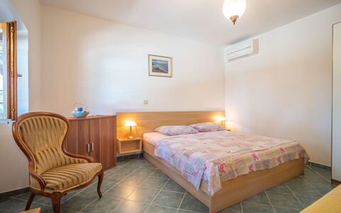 Villa Karolina: Chambre, Lit, Pièce, Meubles, Propriété, Drap De Lit, Cadre De Lit, Design Intérieur, Sol, Bâtiment