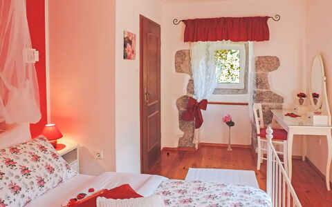 Škalniški: Chambre, Pièce, Lit, Meubles, Propriété, Rideau, Design Intérieur, Rose, Rouge, Drap De Lit