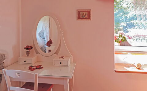 Škalniški: Pièce, Rose, Design Intérieur, Propriété, Mur, Meubles, Salle De Bains, Maison, La Commode, Table