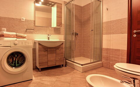 Dante: Salle De Bains, Pièce, Propriété, Tuile, Design Intérieur, Sol, Luminaire Plomberie, Immobilier, Bâtiment, Toilette