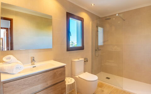 Es Trenc Pool-Beach House Xaloc 99: Salle De Bains, Pièce, Propriété, Design Intérieur, Mur, Sol, Tuile, Plafond, Bâtiment, Évier