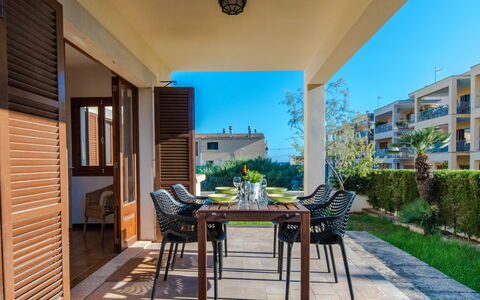 Es Trenc Pool-Beach House Xaloc 99: Plante, Meubles, Table, Fenêtre, Ciel, Bleu Azur, Chaise, Ombre, Bois, Design Intérieur