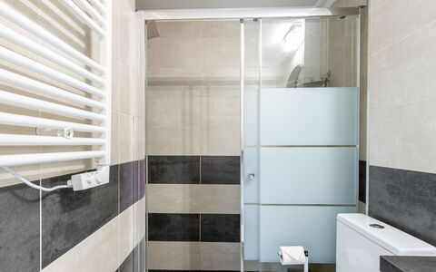 Empuriabrava 134: Propriété, Miroir, Bâtiment, Robinet, Évier, Rectangle, Luminaire Plomberie, Design Intérieur, Salle De Bains