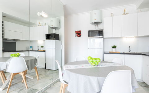 Empuriabrava 134: Table, Meubles, Cabinetry, Blanc, Cuisine, Comptoir, Design Intérieur, Plante D'Appartement, Chaise