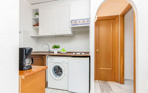Empuriabrava 134: Cabinetry, Propriété, Bâtiment, Comptoir, Appareil De Cuisine, Électroménager, Cuisinière, Machine À Laver, Bois, Design Intérieur