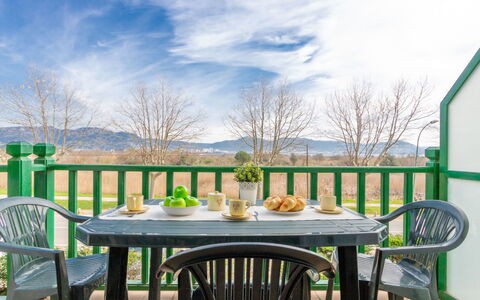 Empuriabrava 134: Table, Nuage, Ciel, Meubles, Vaisselle, Vert, Chaise, Tableau De Plein Air, La Nature, Bois