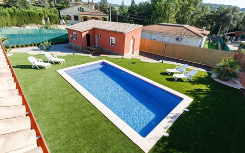 Montverde: Propriété, Herbe, Piscine, Gazon Artificiel, Immobilier, Pelouse, Maison, Arrière-Cour, Bâtiment, Architecture