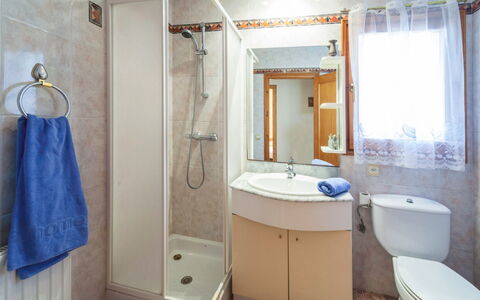 Miro: Salle De Bains, Pièce, Propriété, Design Intérieur, Mur, Luminaire Plomberie, Accessoire Salle De Bain, Maison, Immobilier, Armoire De Toilette