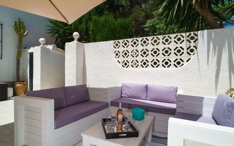 El Palmeral: Canapé, Meubles, Propriété, Violet, Plante, Ombre, Canapé-Lit, Rectangle, Salon, Design Intérieur