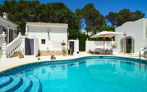 El Palmeral: L'Eau, Ciel, Plante, Propriété, Piscine, Bâtiment, Bleu Azur, Arbre, Chaise, Ombre