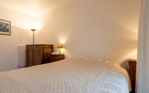 Isara: Meubles, Confort, Bois, Sol, Bâtiment, Sol, Lit, Dur, Cadre De Lit, Chambre