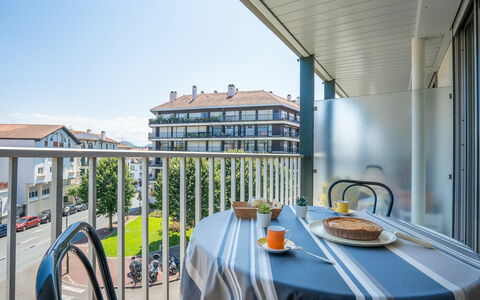 Isara: Ciel, Propriété, Table, Meubles, Vaisselle, Bâtiment, Fenêtre, Chaise, Design Intérieur, Maison
