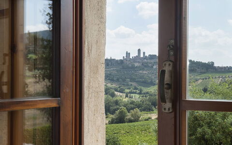 Agriturismo Paterno: Fenêtre, Maison, Ciel, Pièce, Verre, Bois, Arbre, Porte, Architecture, Immobilier