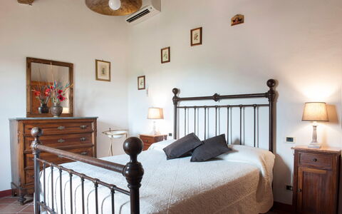 Agriturismo Paterno: Chambre, Meubles, Lit, Pièce, Propriété, Drap De Lit, Cadre De Lit, Plafond, Design Intérieur, Literie
