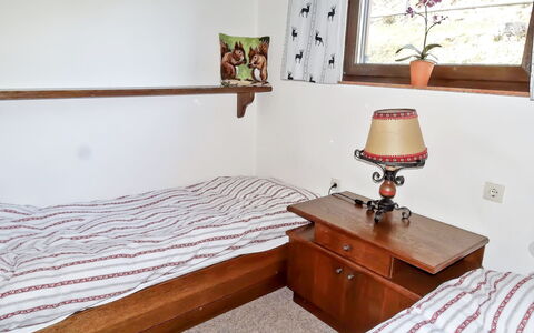 Lotte: Pièce, Meubles, Design Intérieur, Propriété, Chambre, Table, Mur, Sol, La Table De Nuit, Maison