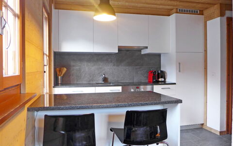 Chalet Castor: Comptoir, Pièce, Propriété, Meubles, Cuisine, Bâtiment, Cuisinière, Cabinetry, Design Intérieur, Maison