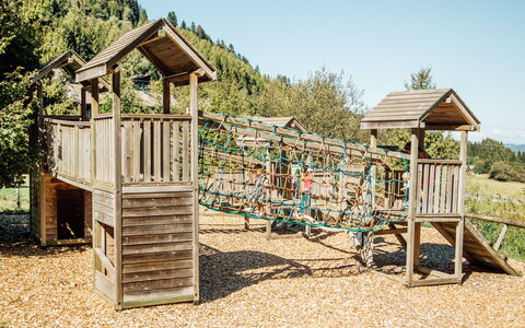 Chalet Castor: Ciel, Plante, Arbre, Bois, Lot Terre, Ombre, Loisir, Bâtiment, Paysage, Herbe