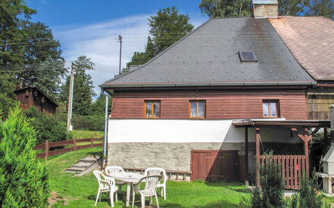Lenora i: Plante, Ciel, Fenêtre, Bâtiment, Nuage, Arbre, Lot Terre, Herbe, Maison, Chalet