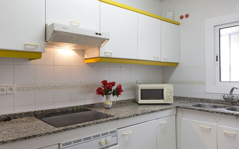 Calderon de la Barca: Comptoir, Pièce, Cabinetry, Propriété, Cuisine, Meubles, Design Intérieur, Jaune, Bâtiment, Maison