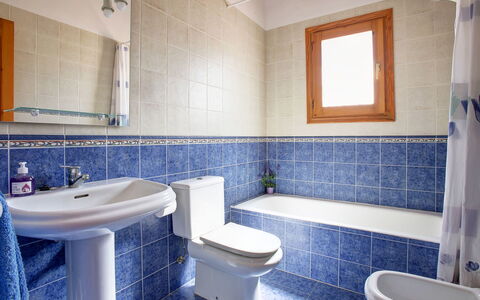 Villa Moreana: Miroir, Propriété, Évier, Robinet, Luminaire Plomberie, Lavabo, Violet, Bleu, Salle De Bains, Fenêtre