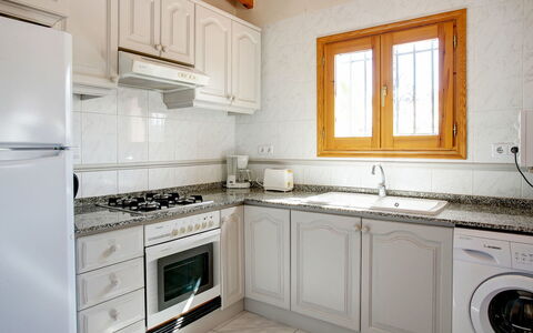 Villa Moreana: Cabinetry, Propriété, Comptoir, Évier, Blanc, Bâtiment, Fenêtre, Cuisinière, Robinet, Cuisine