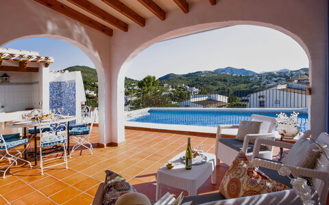Villa Moreana: Propriété, Meubles, Ciel, Table, L'Eau, Bleu Azur, Chaise, Ombre, Mobilier De Jardin, Piscine