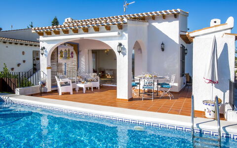 Villa Moreana: L'Eau, Ciel, Propriété, Meubles, Piscine, Bâtiment, Bleu, Bleu Azur, Chaise, Mobilier De Jardin