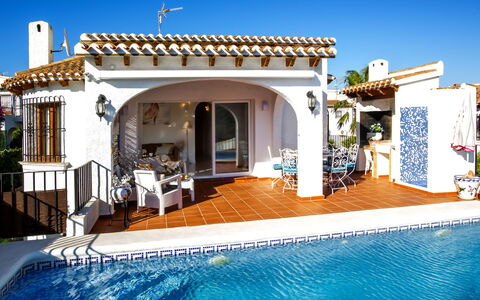 Villa Moreana: L'Eau, Propriété, Meubles, Ciel, Bâtiment, Plante, Bleu Azur, Chaise, Piscine, Maison