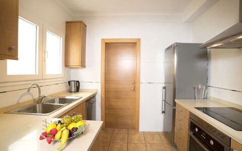 Junio: Pièce, Propriété, Design Intérieur, Bâtiment, Comptoir, Meubles, Sol, Plafond, Évier, Salle De Bains