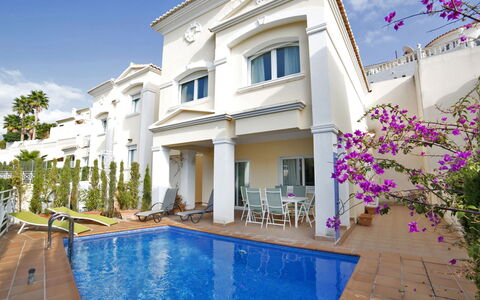 Junio: Ciel, Bâtiment, Plante, Propriété, L'Eau, Piscine, Fenêtre, Bleu Azur, Bleu, Fleur