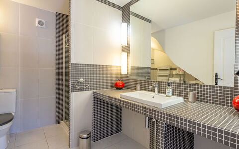 Les Collines de Valescure: Luminaire Plomberie, Évier, Robinet, Miroir, Design Intérieur, Sol, Salle De Bains, Cabinetry, Sol, Bois