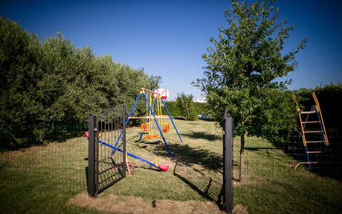 Case Sant'anna: La Nature, Arbre, Espace Public, Ciel, Terrain De Jeux, Suppression Des Plantes Ligneuses, Herbe, Plante, Des Loisirs, Équipement Extérieur Play