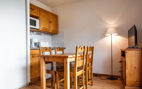 Super Besse 110: Propriété, Cabinetry, Meubles, Table, Bois, Chaise, Éclairage, Bureau, Design Intérieur, Comptoir