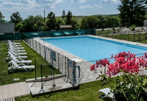 Super Besse 110: L'Eau, Plante, Ciel, Fleur, Piscine, Nuage, Arbre, Herbe, Rectangle, Loisir