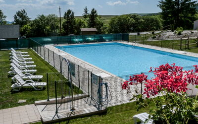 Super Besse 110: L'Eau, Plante, Ciel, Fleur, Piscine, Nuage, Arbre, Herbe, Rectangle, Loisir
