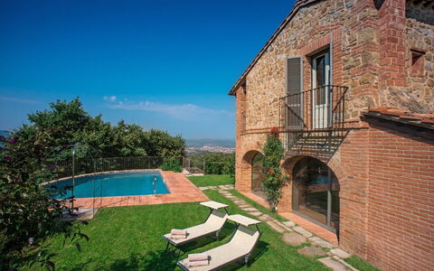 Villa Mandorlo: Plante, Propriété, Ciel, Bâtiment, Fenêtre, Piscine, L'Eau, Arbre, Herbe, Zone Résidentielle
