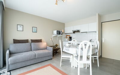 Bredene 600: Table, Propriété, Meubles, Canapé, Cadre, Design Intérieur, Bois, Sol, Sol