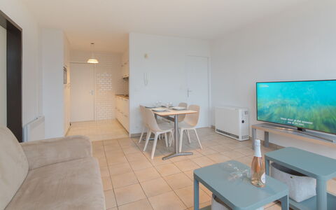 Bredene 610: Table, Meubles, Propriété, Bâtiment, Bois, Design Intérieur, Sol, Chaise, Sol, Immobilier