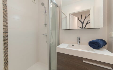 Ocean with Parking: Bâtiment, Armoire De Toilette, Robinet, Propriété, Luminaire Plomberie, Miroir, Cabinetry, Design Intérieur, Évier