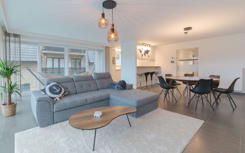 Ocean with Parking: Table, Plante, Canapé, Meubles, Plante D'Appartement, Bâtiment, Pot De Fleur, Chaise, Design Intérieur, Bois